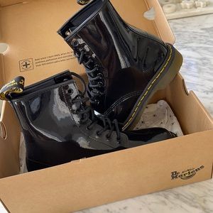 1460 WOMEN'S PATENT LEATHER LACE UP BOOTS